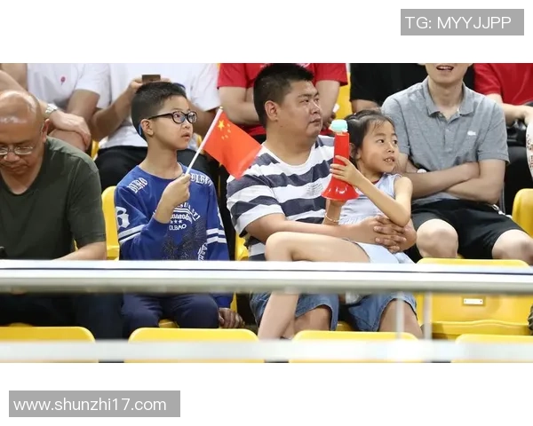 足球明星温情瞬间抱着孩子的感人照片展现父爱如山的动人时刻 足球明星温情瞬间抱着孩子的感人照片展现父爱如山的动人时刻